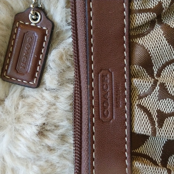 GUC Coach wristlet. - Picture 4 of 8